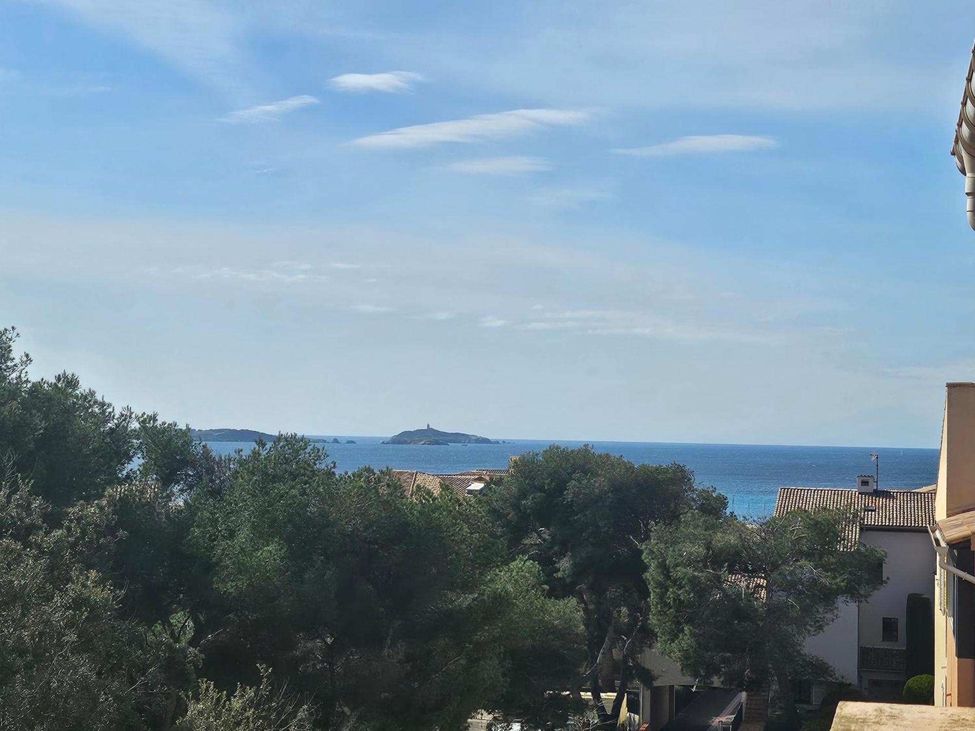 T2 climatisé domaine de la Coudoulière devant la plage, terrasse vue mer au milieu de la pinède au calme sans vis à vis dernier étage Six-Fours-les-Plages Quarto foto